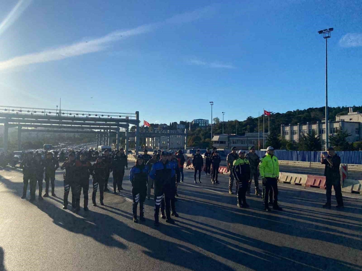 Polis ekiplerinden 15 Temmuz Şehitler Köprüsü’nde Atatürk’e saygı duruşu