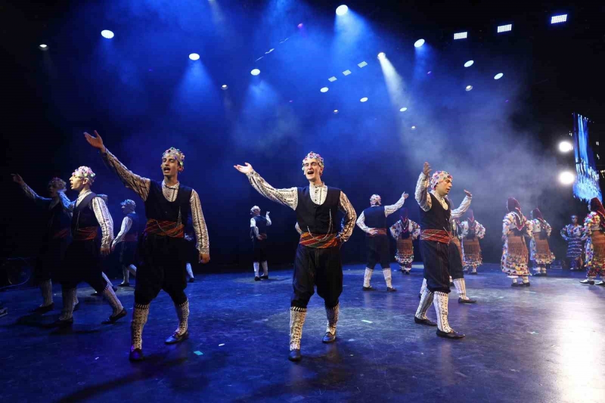 Bursa’da Karagöz Halk Dansları’ndan muhteşem final