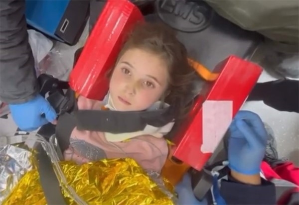 132. saatte kurtarılan 5 yaşındaki Şengül, hayata öpücük atıp ″sarı kola istiyorum″ dedi.