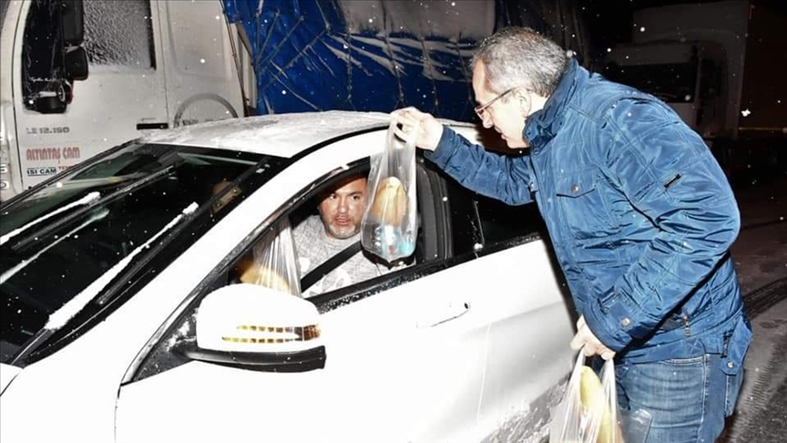 Seydişehir-Antalya kara yolunda mahsur kalanlara kumanya dağıtıldı