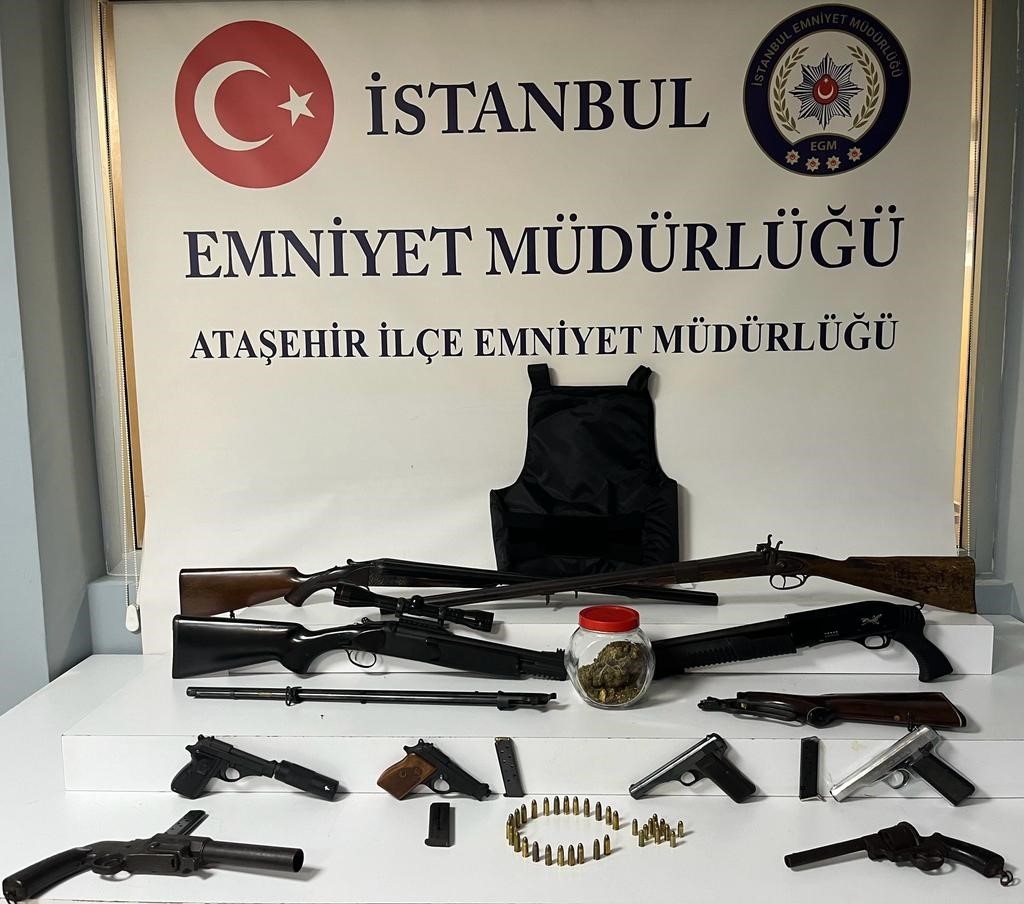İstanbul’da yasa dışı silah ticareti yapan 3 kişi yakalandı