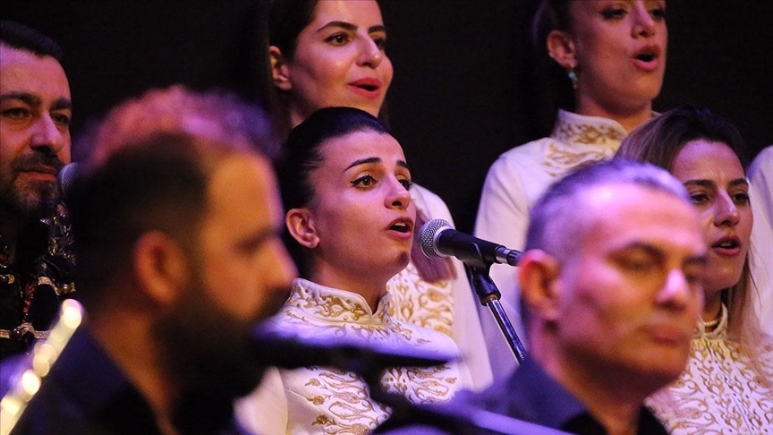 Antakya Medeniyetler Korosu'nun 12 yıllık solisti 14 dilde şarkı ve ilahi seslendiriyor