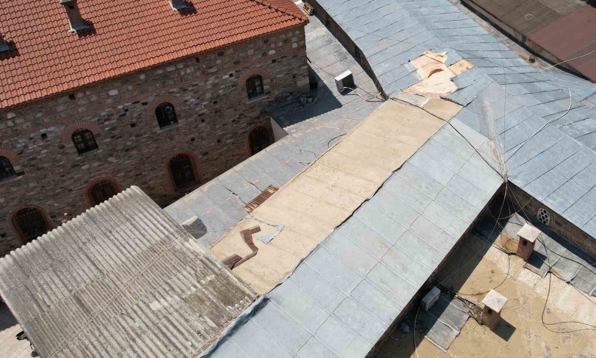 Bursa’da tarihi çarşının çatısındaki kurşunları çaldılar