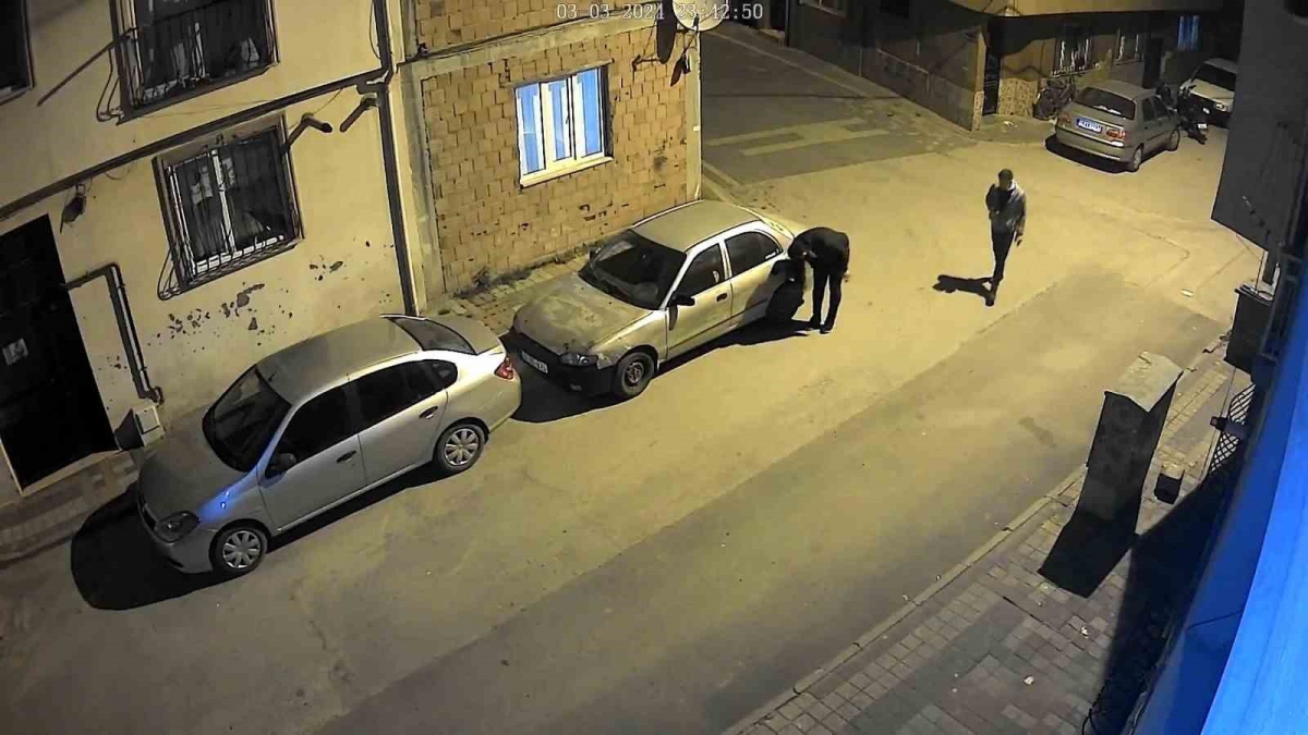 Bursa’da araç lastiğini patlatan şahıs kamerada