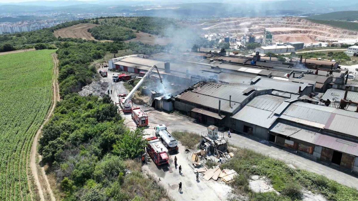 Bursa’da boya fabrikasında yangın: 2 yaralı