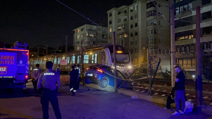 Kontrolden çıkan otomobil Marmaray'ın tel örgüsünde asılı kaldı