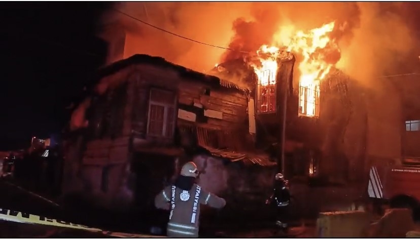 2 katlı ahşap metruk bina alev alev yandı
