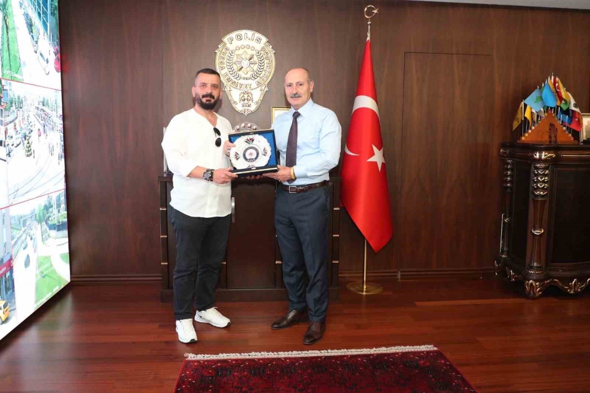 Şüpheliyi yakalayan vatandaşa Bursa İl Emniyet Müdürü Dr. Sabit Akın Zaimoğlu Emniyet Müdürü’nden ödül