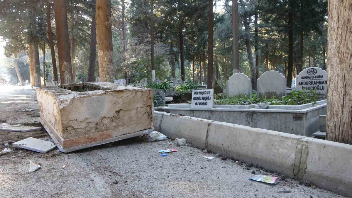 Hatay’da deprem sonrası mezarlar hasar gördü, bazıları yola uçtu
