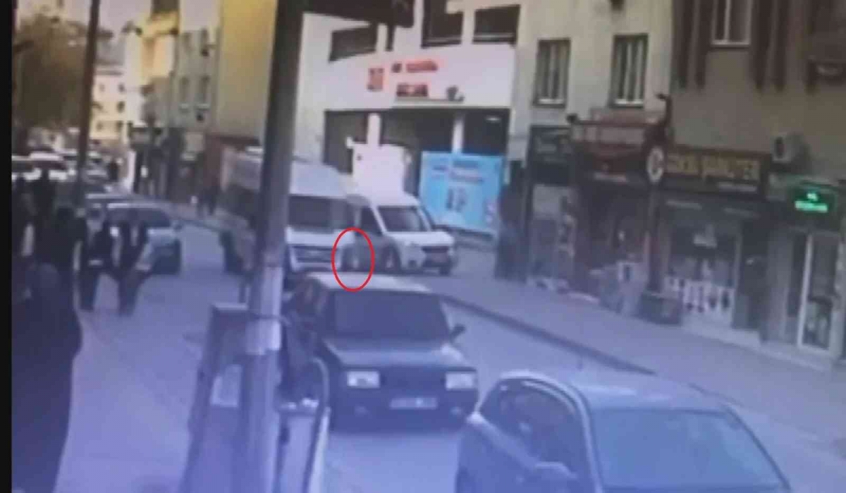 Bursa’da yola atlayan küçük kıza minibüs çarptı