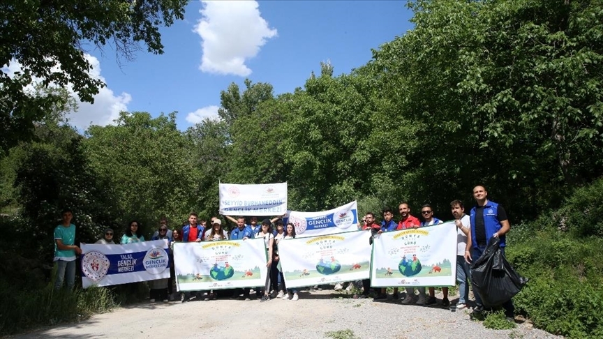 Kayseri'de gönüllü gençler Koramaz Vadisi'nde çevre temizliği yaptı