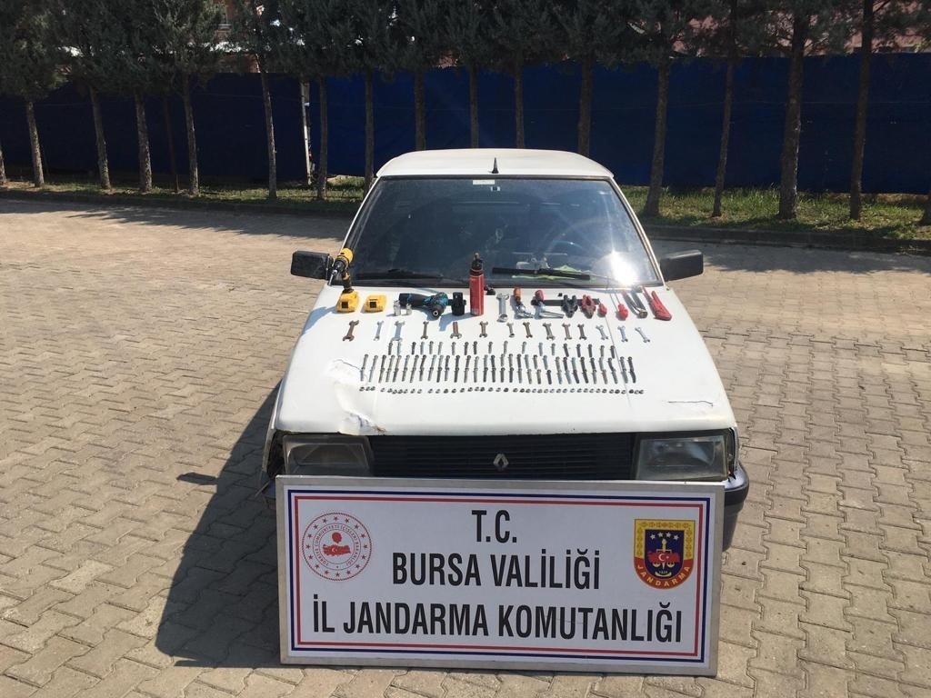Bursa’da trafik levhalarını çalan hırsızlar tutuklandı