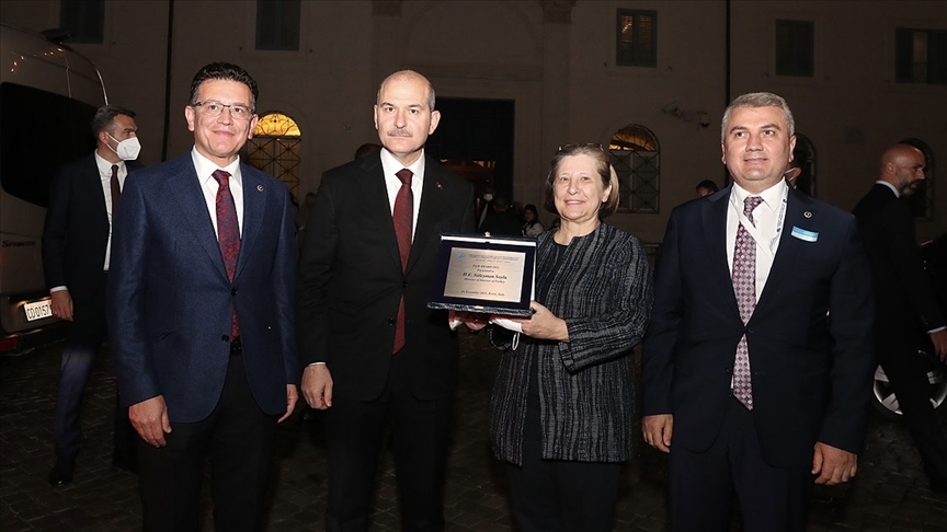 İçişleri Bakanı Soylu, Akdeniz Parlamenterler Asamblesi'nin KADES'e verdiği ödülü aldı