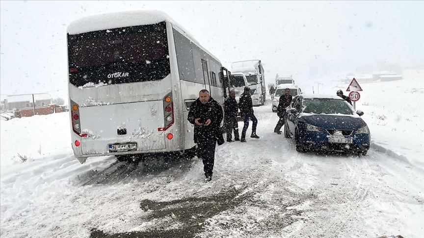 Ardahan'da kar yağışı nedeniyle çok sayıda araç yolda kaldı