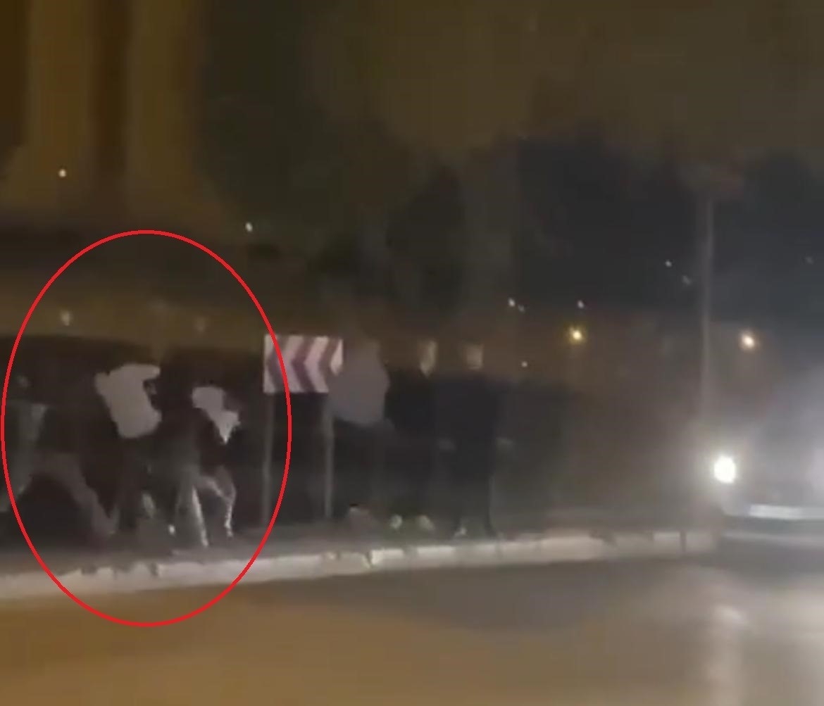 Bursa’da ‘yan bakma’ kavgası kamerada: Caddeyi boks ringine çevirdiler