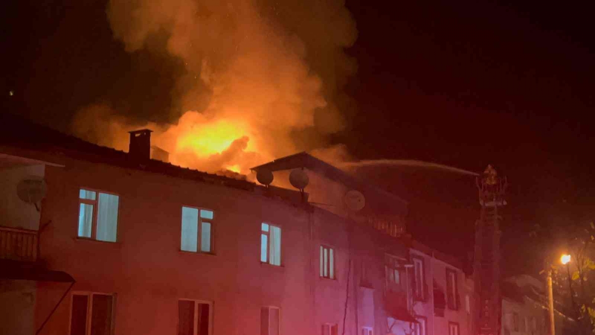 Bursa’da 3 katlı apartmanın çatısı alev alev yandı