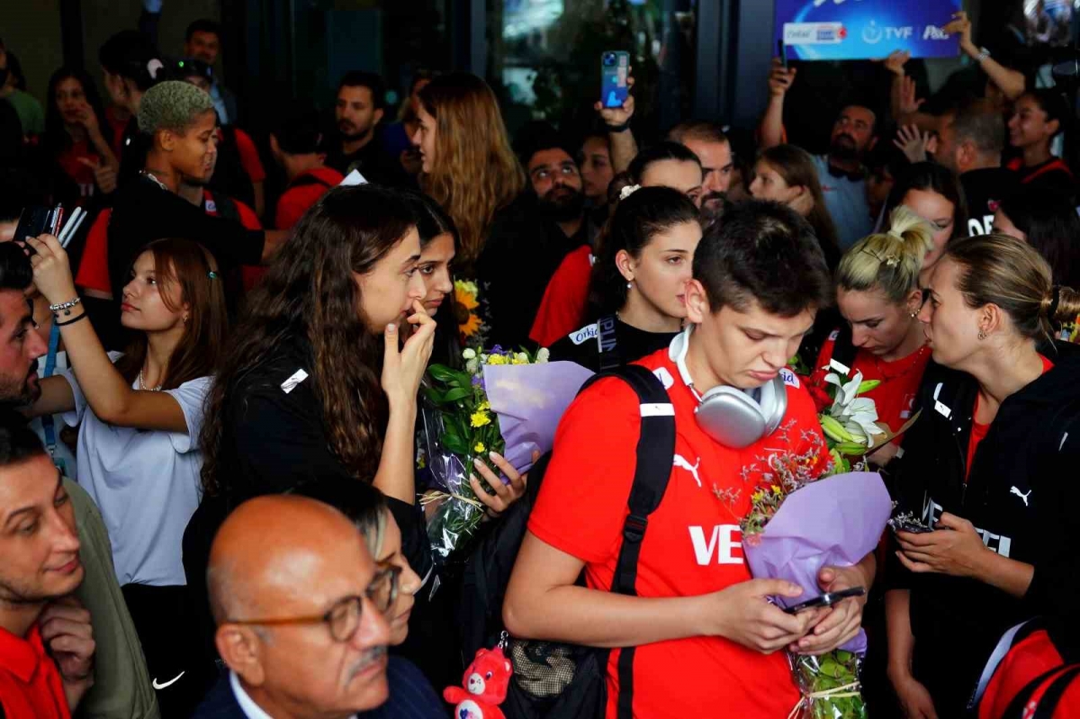 Avrupa şampiyonu Filenin Sultanları, Türkiye’ye döndü