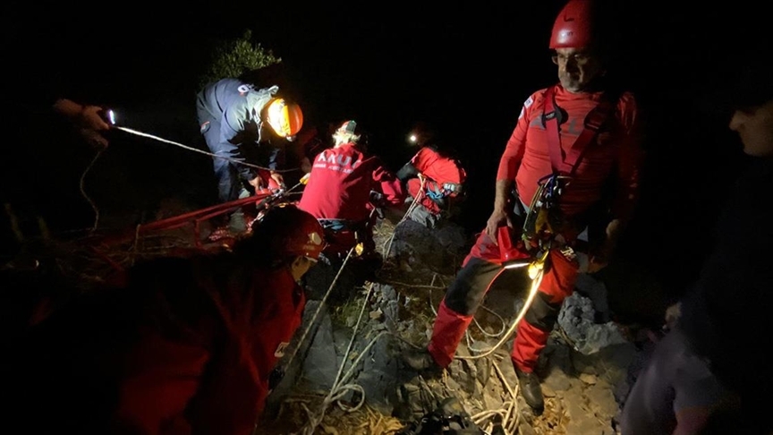 Mağarada mahsur kalan 4 kişi kurtarıldı