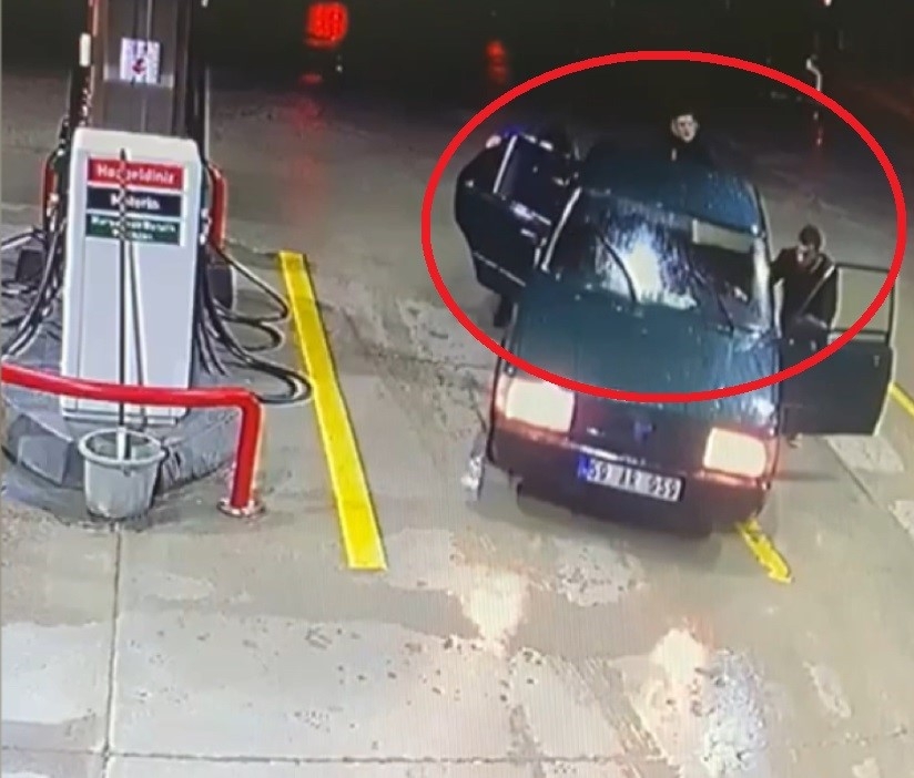 (Özel) Çaldıkları Tofaş otomobilin yakıtı bitince benzin istasyonunda kıskıvrak yakalandılar