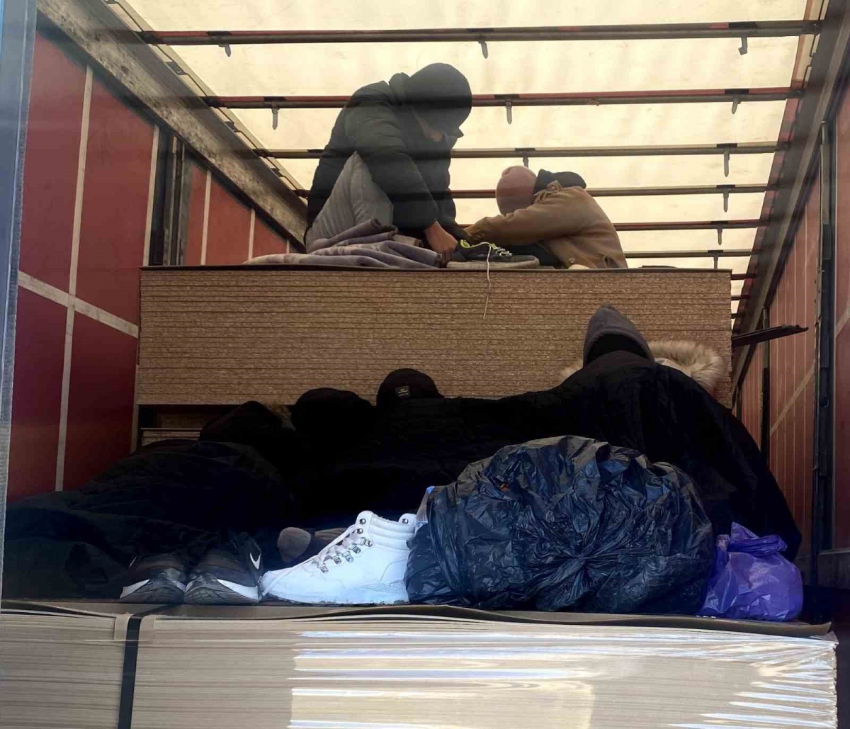 Bursa’da tır dorsesinde 9 kaçak göçmen yakalandı