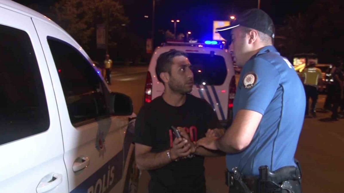 Alkollü sürücü polis ekiplerine zorluk çıkardı: ″Gelmiyorum gelin beni evden alın″