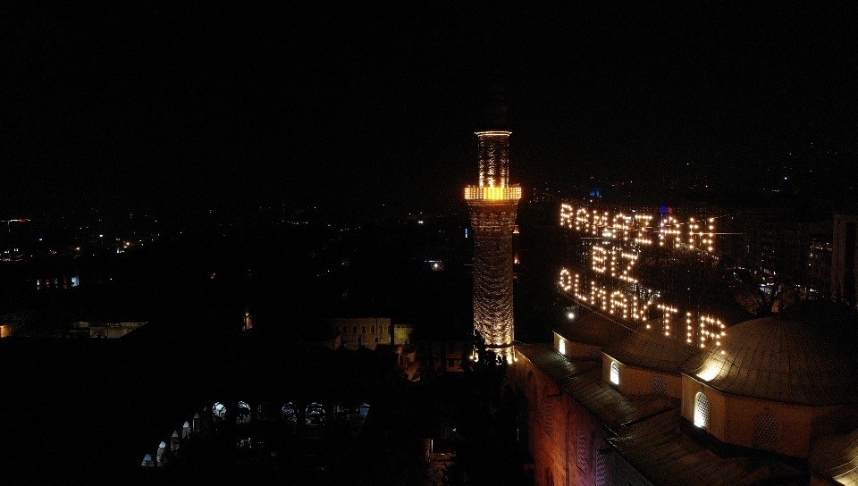 624 yıllık Ulu Cami’ye asılan Ramazan mahyası geceyi aydınlattı
