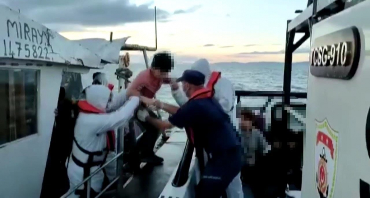 Kaçak göçmenler tekneleri batmak üzereyken son anda kurtarıldılar