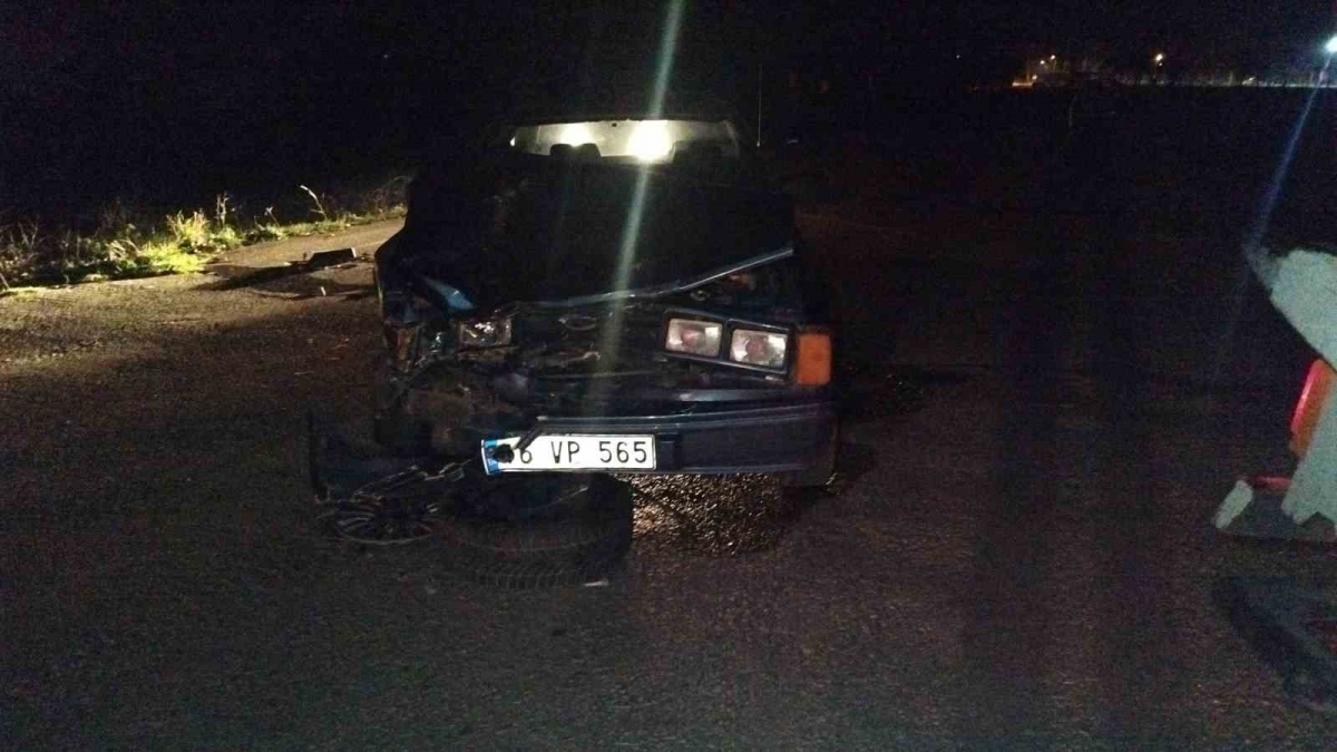 Bursa’da lastik tamiri için kenara çekilen araca, otomobil çarptı: 1 yaralı