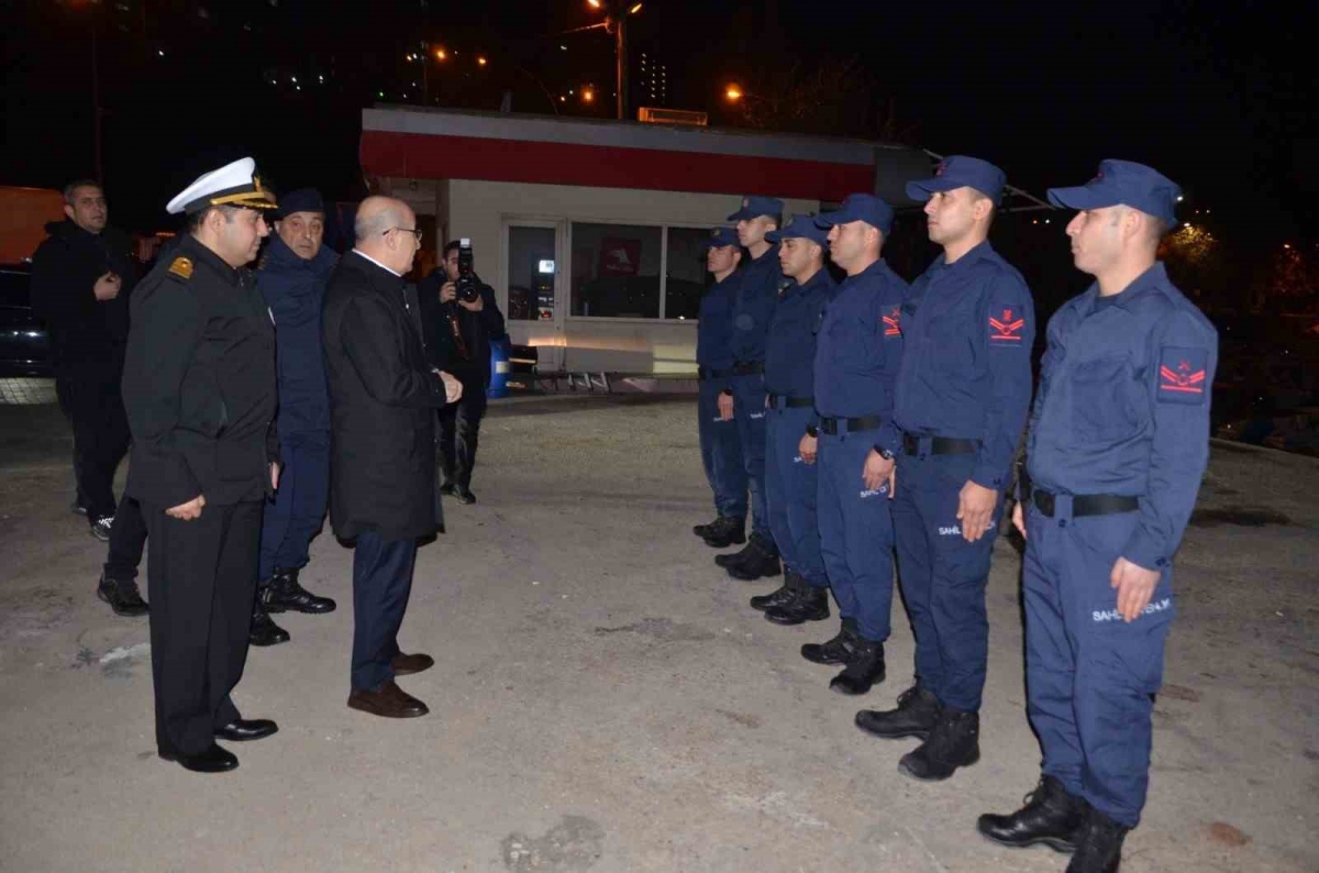 Bursa Valisi Demirtaş, yeni yıla kontrol noktasındaki polis ve askerler ile girdi