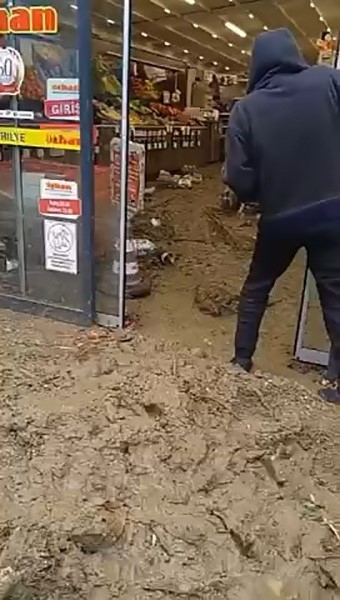 Mudanya’da dere taştı, dükkanlar çamur deryasına döndü