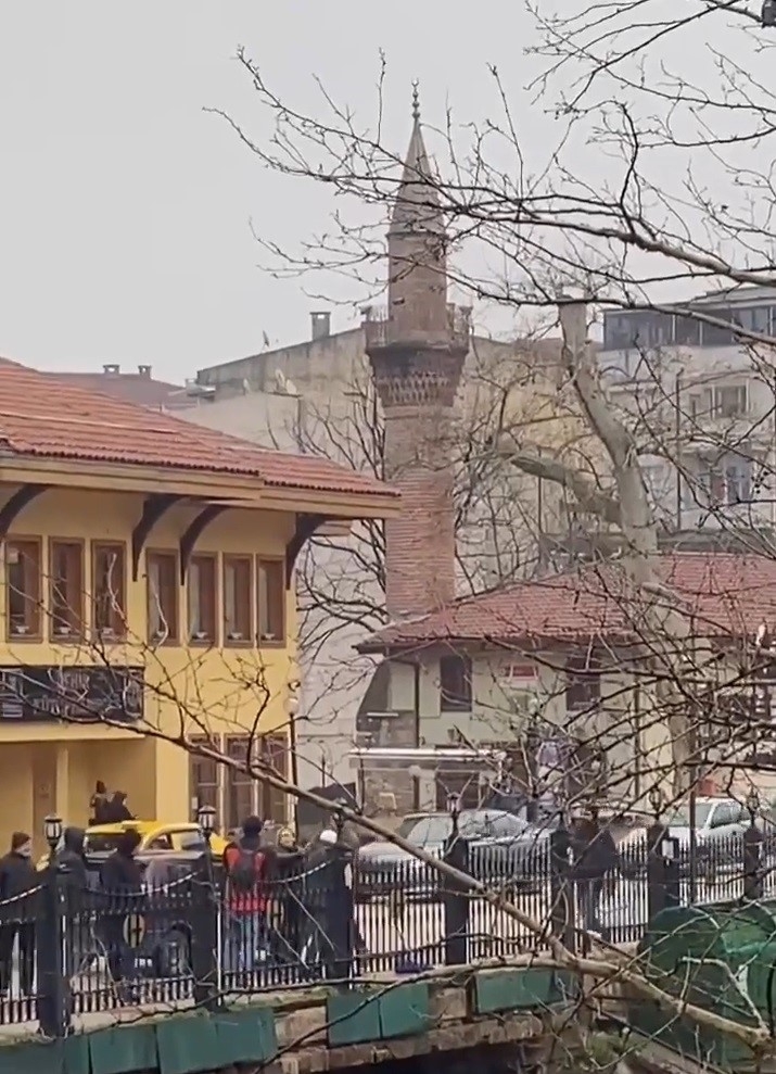 Bursa’da yaya ile sürücünün yol verme kavgası kamerada