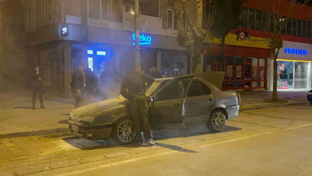 Bursa’da yanan aracı polis söndürdü