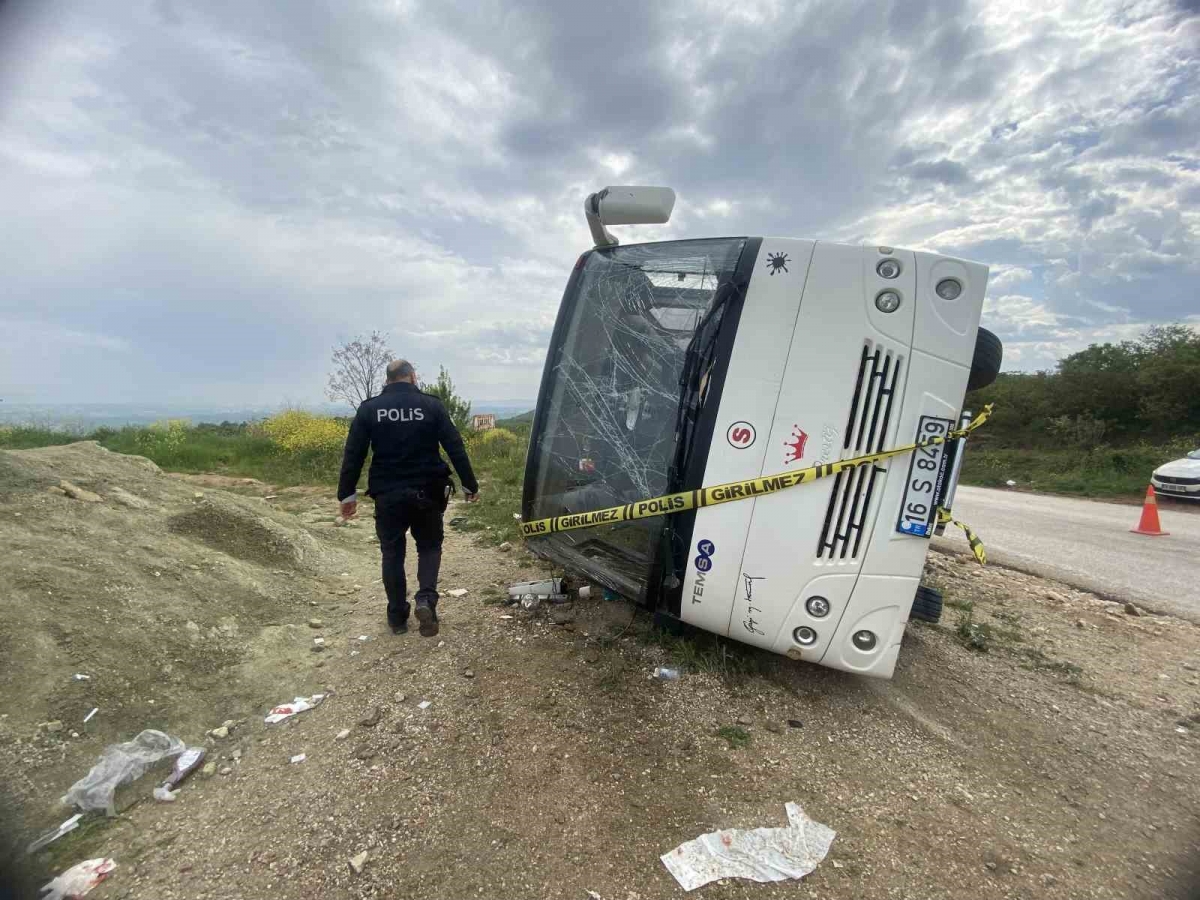Bursa’da öğrenci servisi ile hafriyat kamyonu çarpıştı: 23 yaralı