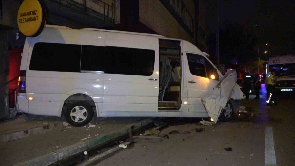 Sürücünün kontrolünü kaybettiği servis minibüsü restorana girdi: 1 ölü, 4 yaralı