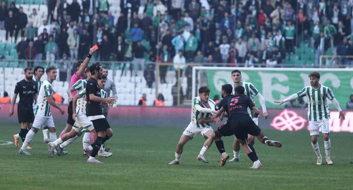 Bursaspor-Diyarbekirspor maçında ortalık karıştı - Maçın son anında 5 kırmızı kart çıktı