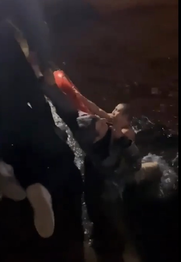 İstanbul Boğazı’nda can pazarı: Denize düşen kişinin kurtarılma anı kamerada