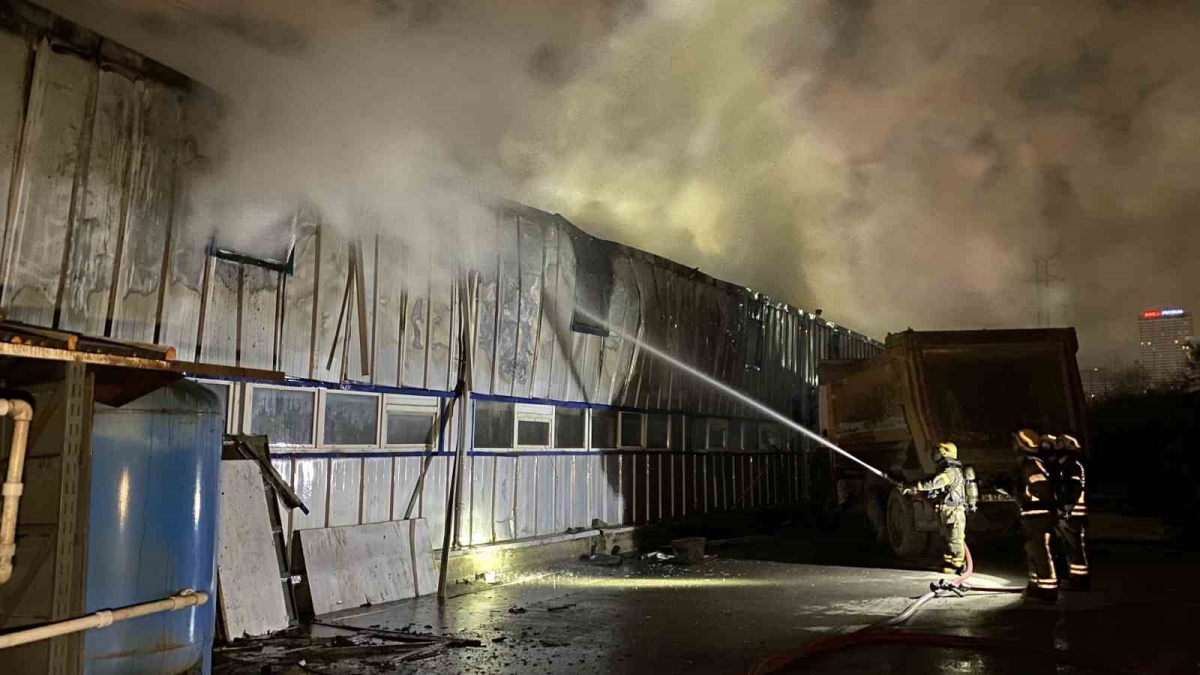 Sanayi sitesinde korkutan yangın: Üretim tesisi alev alev yandı