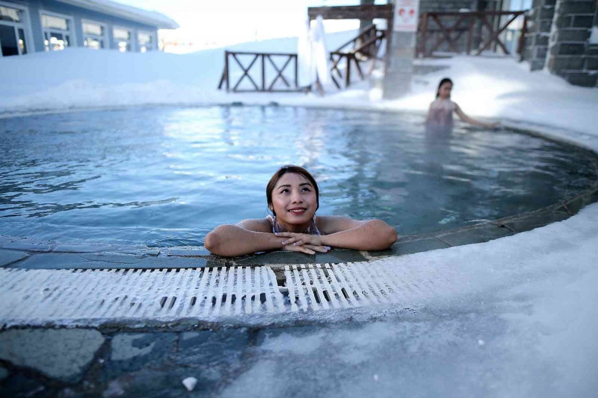 Uludağ’a gelen turistler dondurucu soğukta sıcak havuzun keyfini çıkartıyor