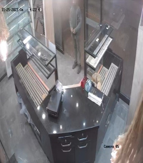 Bursa’da sadaka kutusunu çalan hırsız kamerada