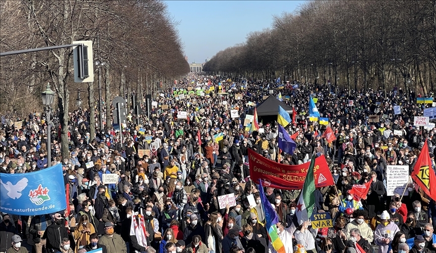 Almanya’da Ukrayna ile dayanışma gösterisine binlerce kişi katıldı