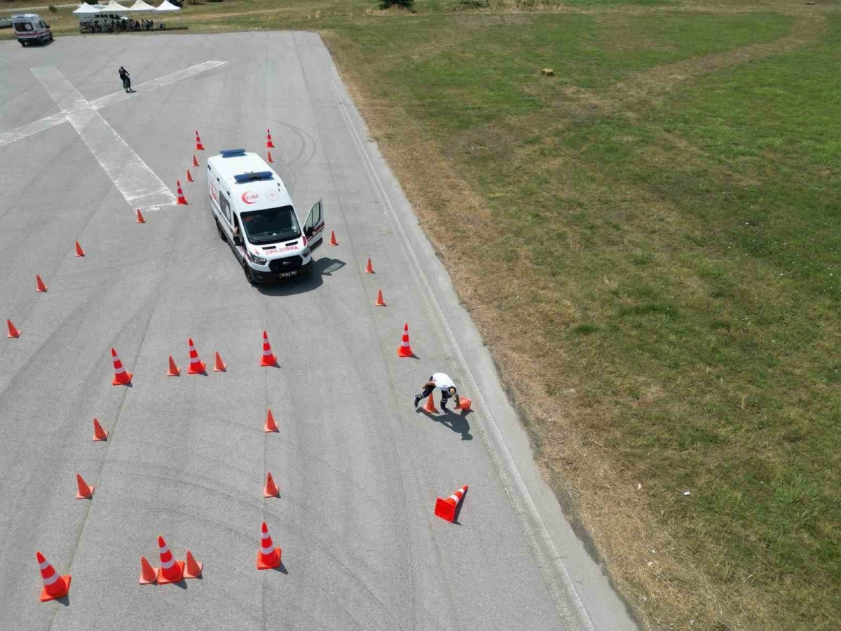Ambulans sürüş eğitimcilerine güvenli sürüş eğitimi verildi