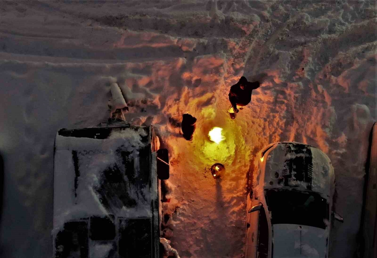Uludağ’da gündüz kayak gece ateş başında sohbet keyfi
