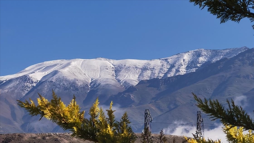 Erzincan'daki Esence Dağı haziranda yağan kar ile yeniden beyaza büründü