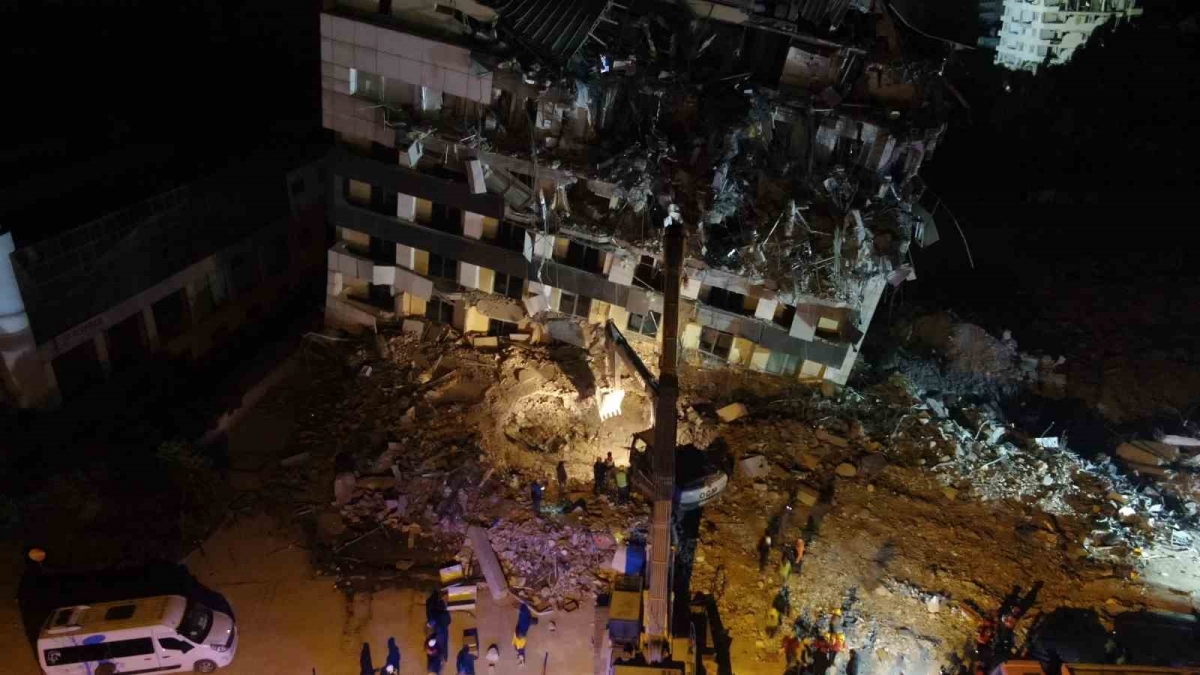 Depremden 260 ve 261 saat sonra inanılmaz kurtuluşların yaşandığı o hastane havadan görüntülendi