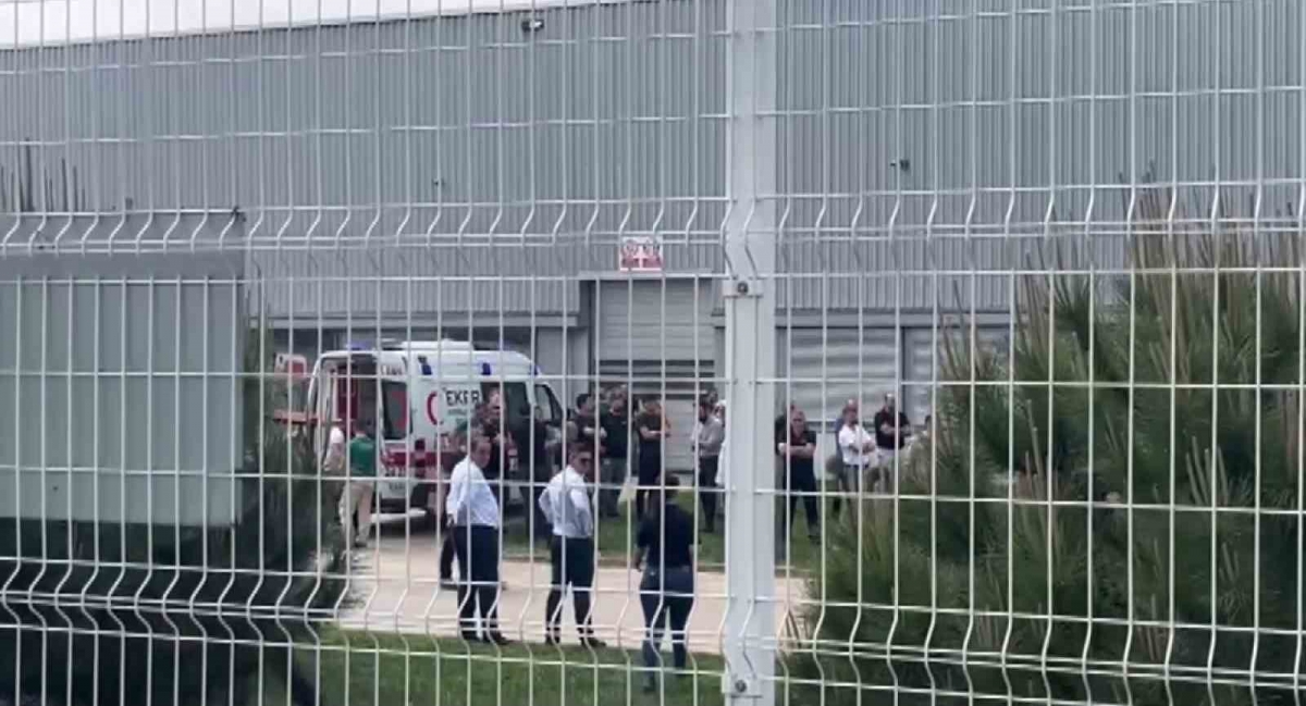 Bursa’da fabrikada yük indiren vinç devrildi: 1 kişi öldü 2 kişi yaralandı