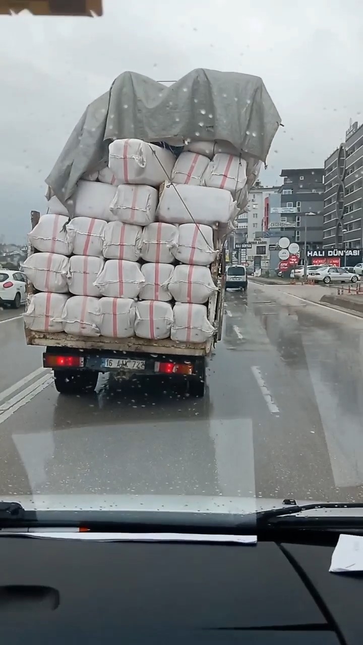 Bursa’da tehlikeli taşımacılık kamerada