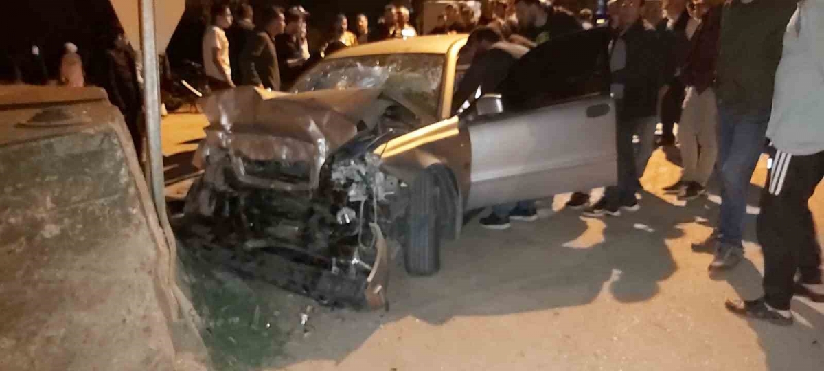 Bursa’da kontrolden çıkan otomobil beton duvara çarptı: 4 yaralı