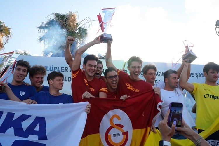 BUÜ’lü öğrenciler yüzmede Türkiye Şampiyonu