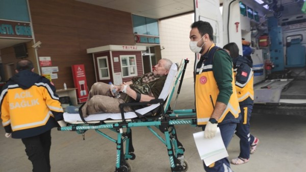 Tadilat yaparken merdivenlerden düşen yaşlı adam yaralandı