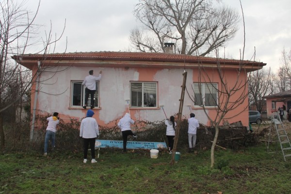  Üniversiteli gönüllüler, Bursa'daki kırsal mahallenin okuluna bakım yaptı